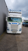 20250330-Tom-Holding-00089 20250330-Tom-Holding-00089